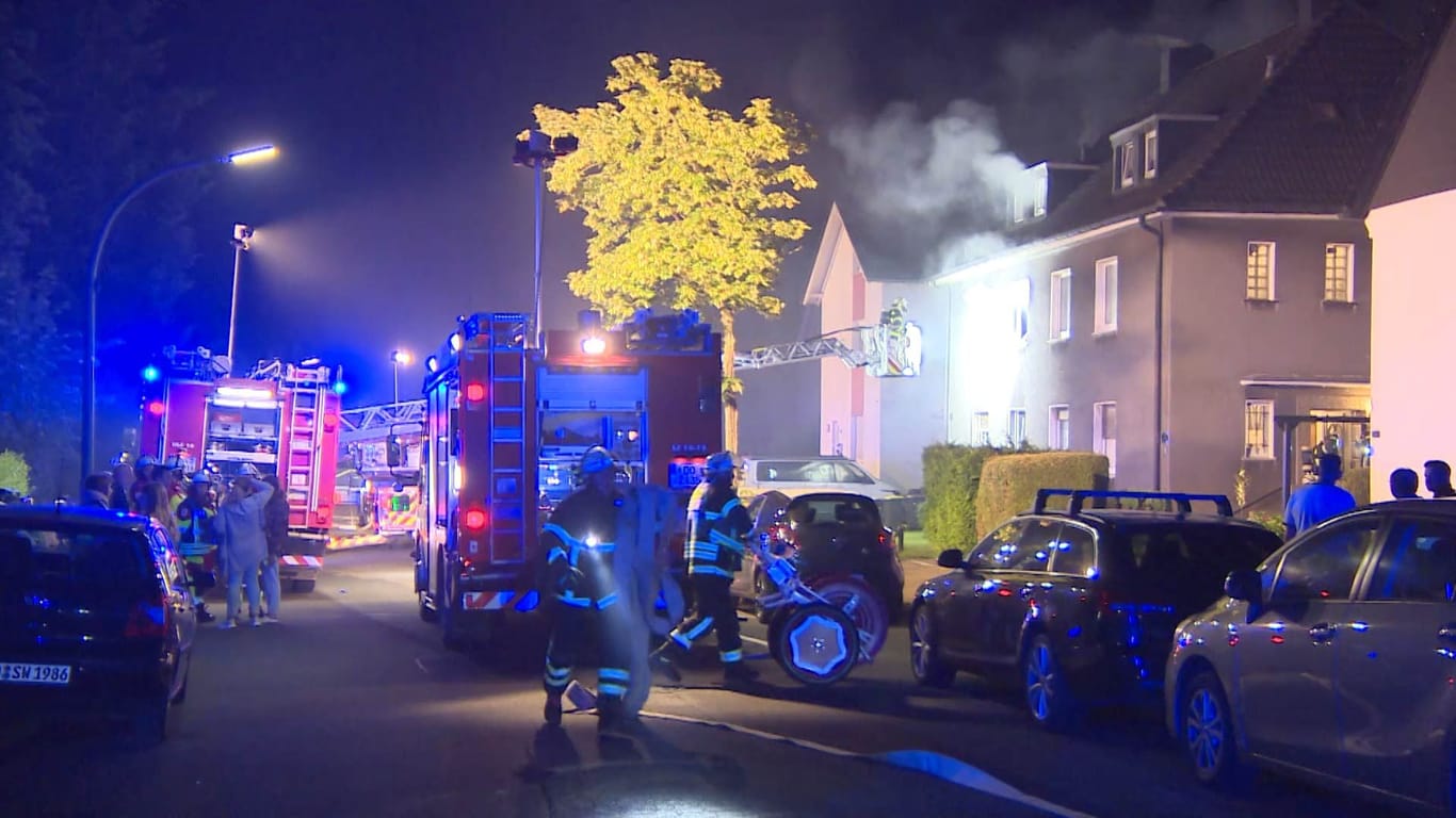 Die Feuerwehr musste am Freitagabend zu einem Brand in den Stadtteil Scharnhorst ausrücken. Die Löscharbeiten dauerten mehrere Stunden.