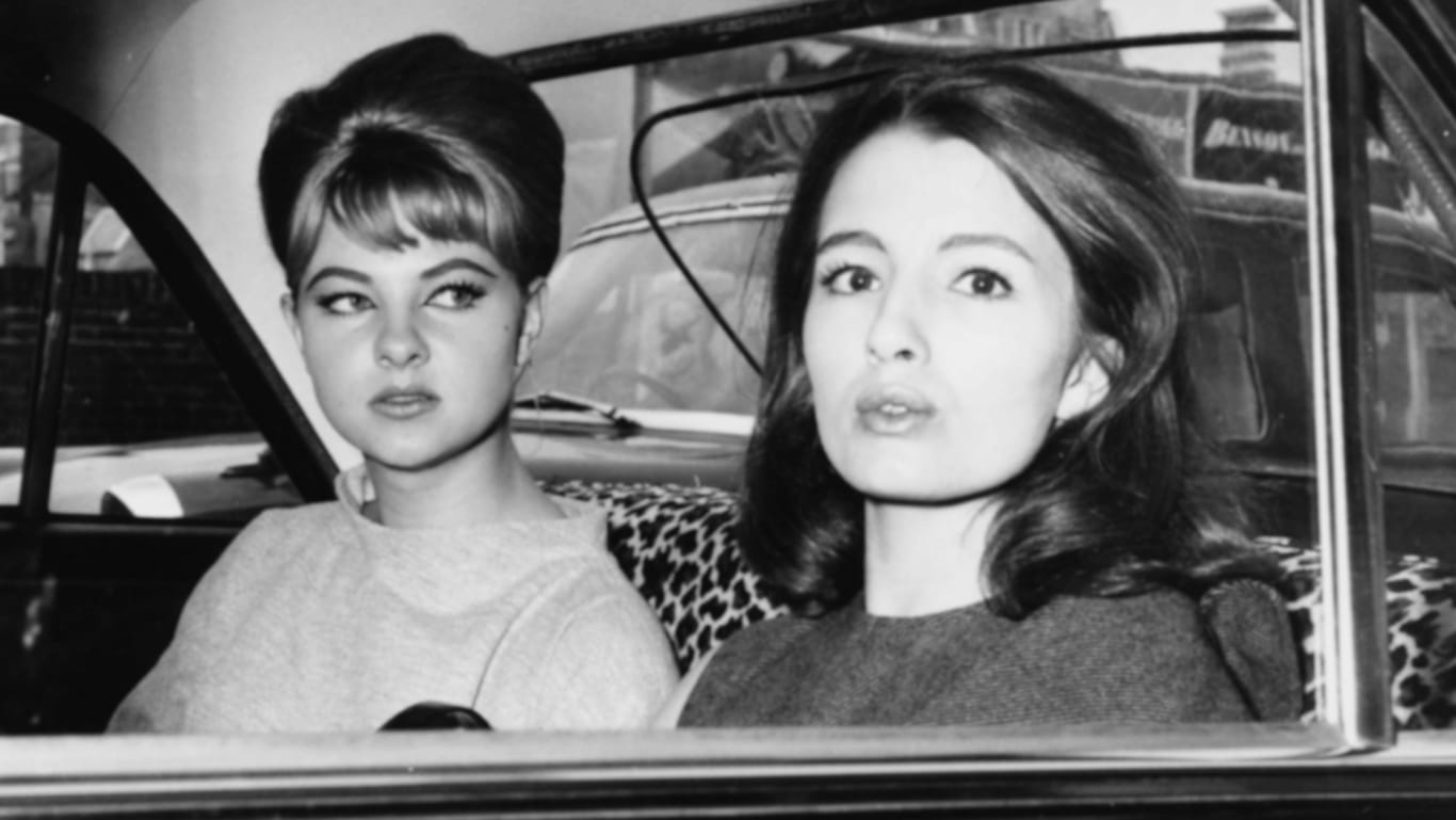 Mandy Rice-Davies und Christine Keeler 1963 in London