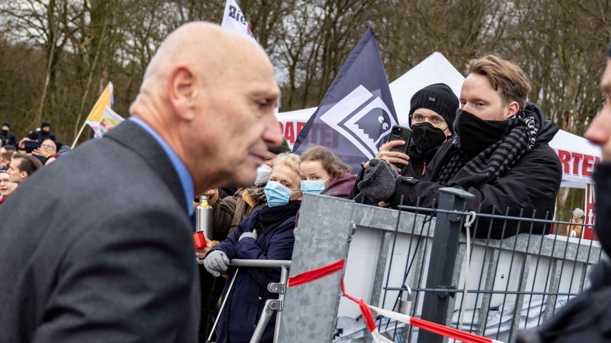 Stefan Hrdy (l): Er soll am Rande des AfD-Parteitages in mehrere Zwischenfälle verwickelt gewesen sein.