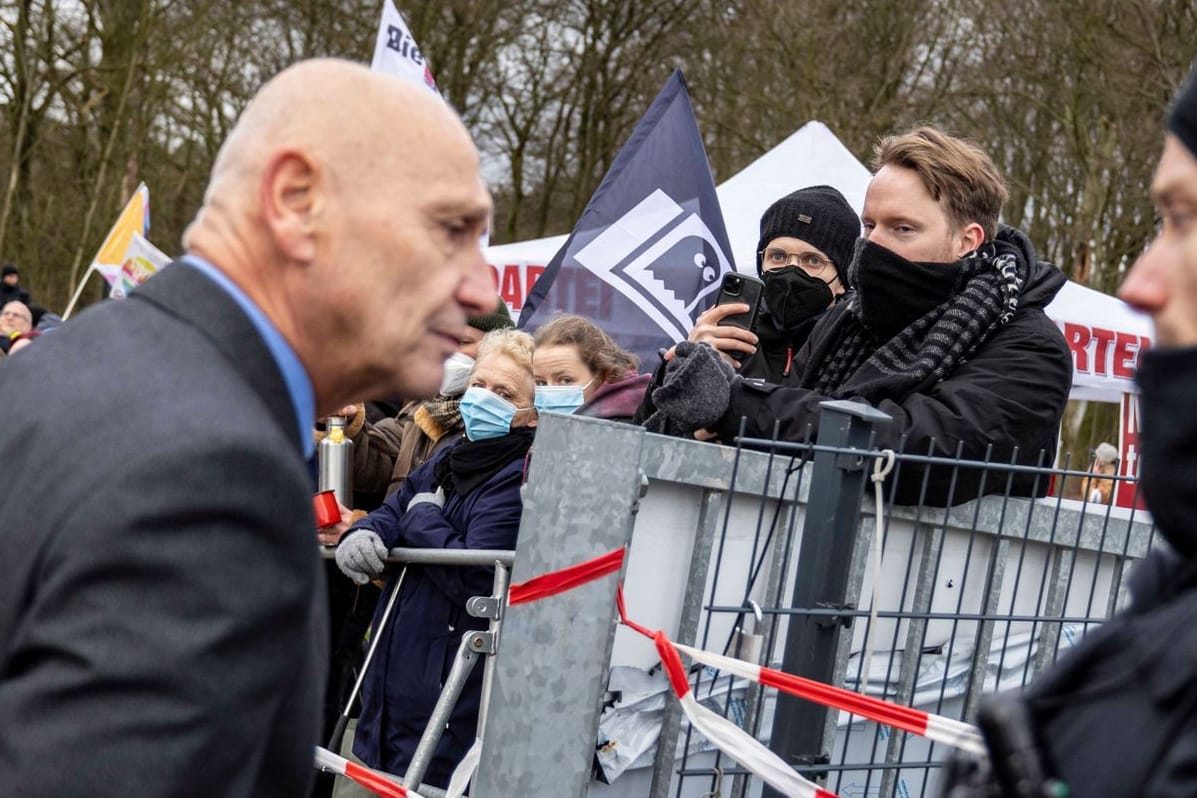 Stefan Hrdy (l): Er soll am Rande des AfD-Parteitages in mehrere Zwischenfälle verwickelt gewesen sein.