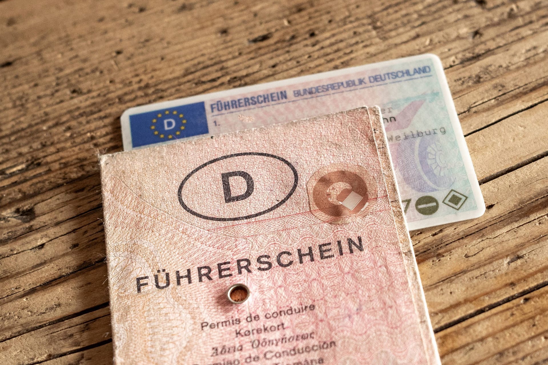 Ein alter und ein neuer EU-Führerschein (Symbolbild): Rund 90 Prozent der Teilnehmer sind älter als 70 Jahre.