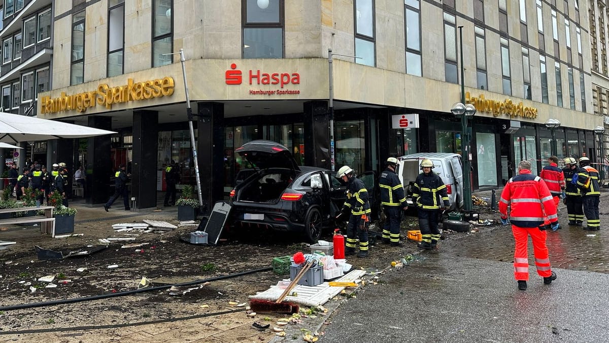 Hamburg Schwerer Unfall vor Haspa am Jungfernstieg 39Jähriger stirbt