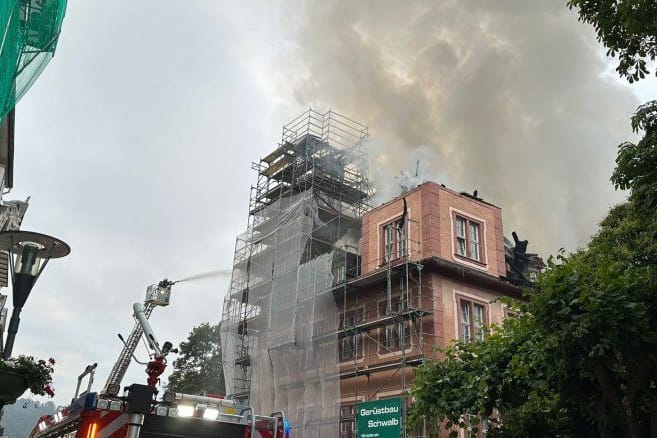 Ein historisches Gebäude steht in Bad Ems in Flammen.