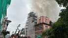 Ein historisches Gebäude steht in Bad Ems in Flammen.