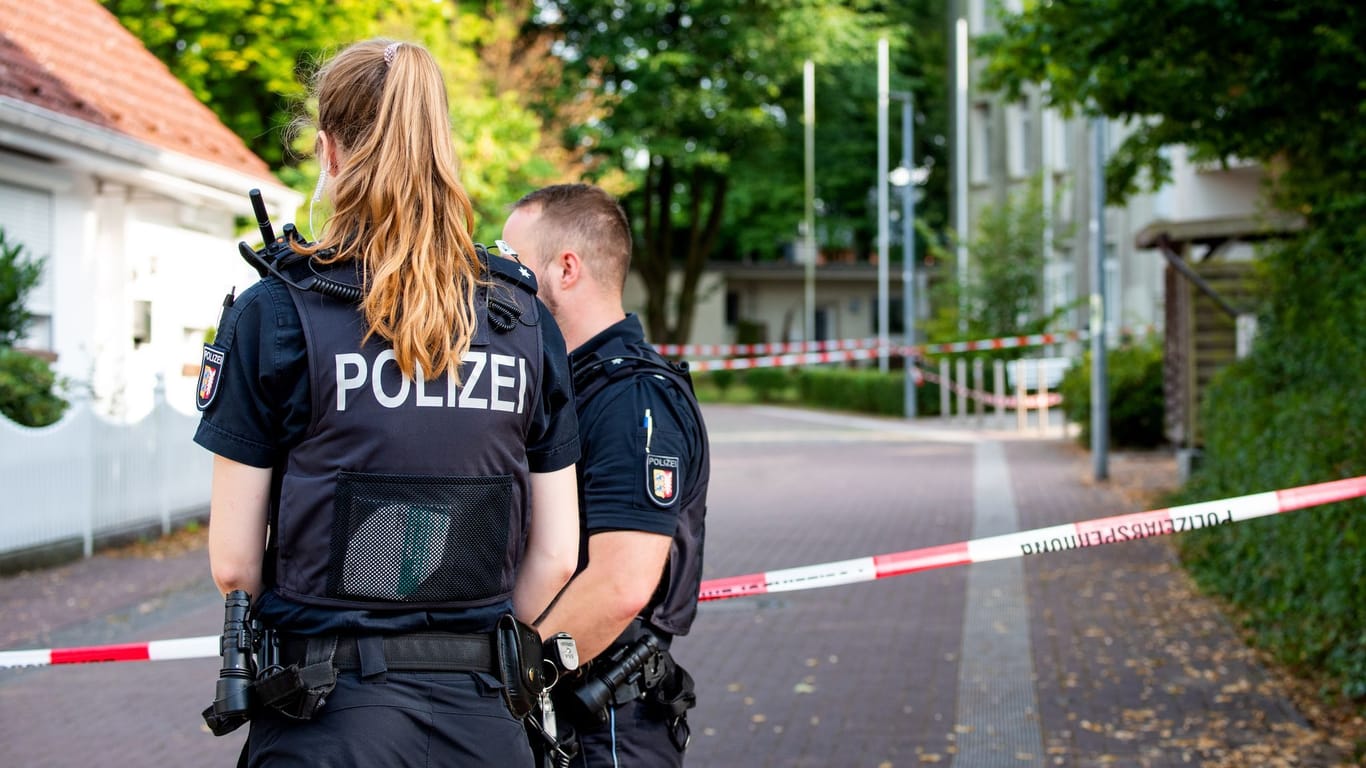 Lehrkraft auf Parkplatz niedergestochen