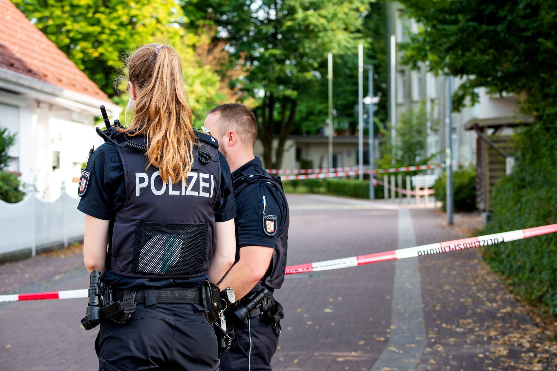 Lehrkraft auf Parkplatz niedergestochen