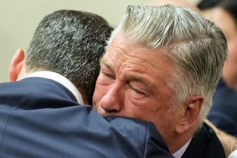Alec Bladwin umarmt mit Tränen in den Augen seinen Anwalt Alex Spiro. Der Prozess gegen ihn ist eingestellt worden.