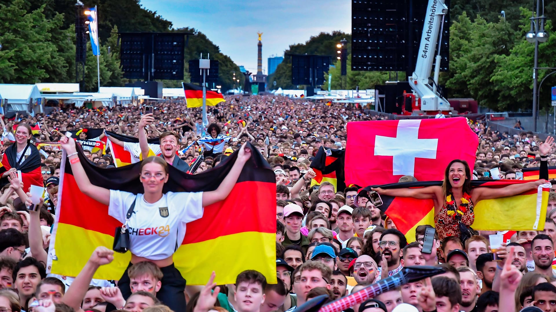 Die Fan Zone am Brandenburger Tor in Berlin: Ein Mann soll hier Frauen sexuell belästigt haben.