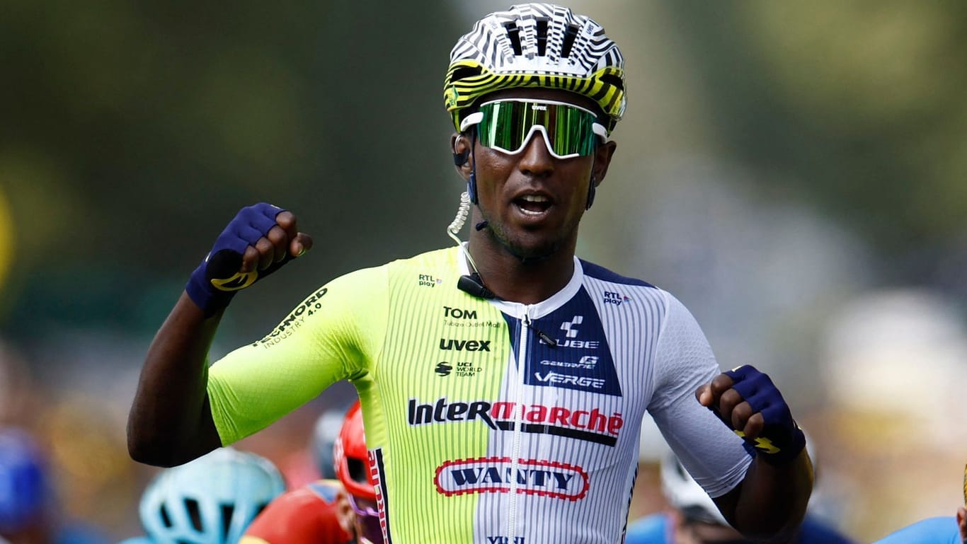 Geschichte geschrieben: Biniam Girmay feiert seinen Sieg auf der dritten Etappe der Tour de France 2024.