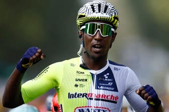 Geschichte geschrieben: Biniam Girmay feiert seinen Sieg auf der dritten Etappe der Tour de France 2024.