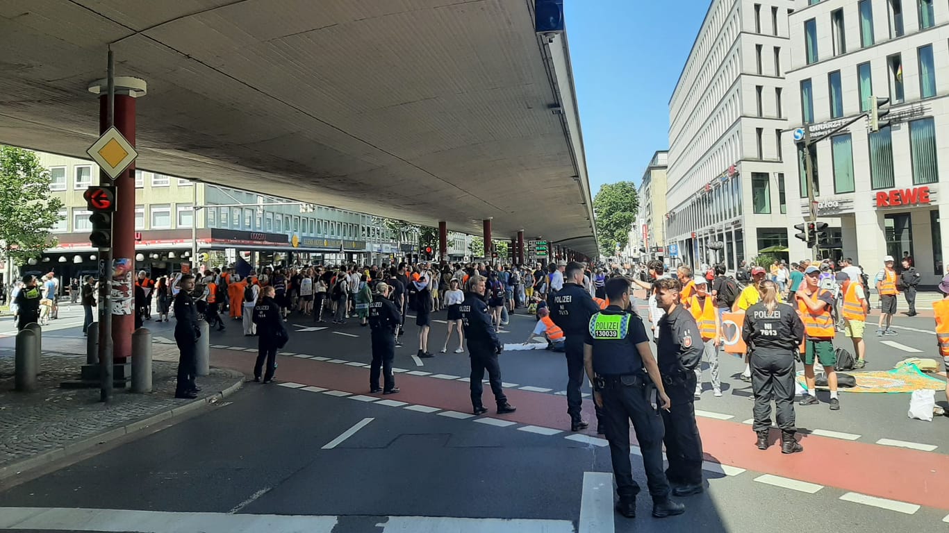 Klima-Aktivisten haben zum Protest in Bremen aufgerufen: Der Autoverkehr wurde umgeleitet.