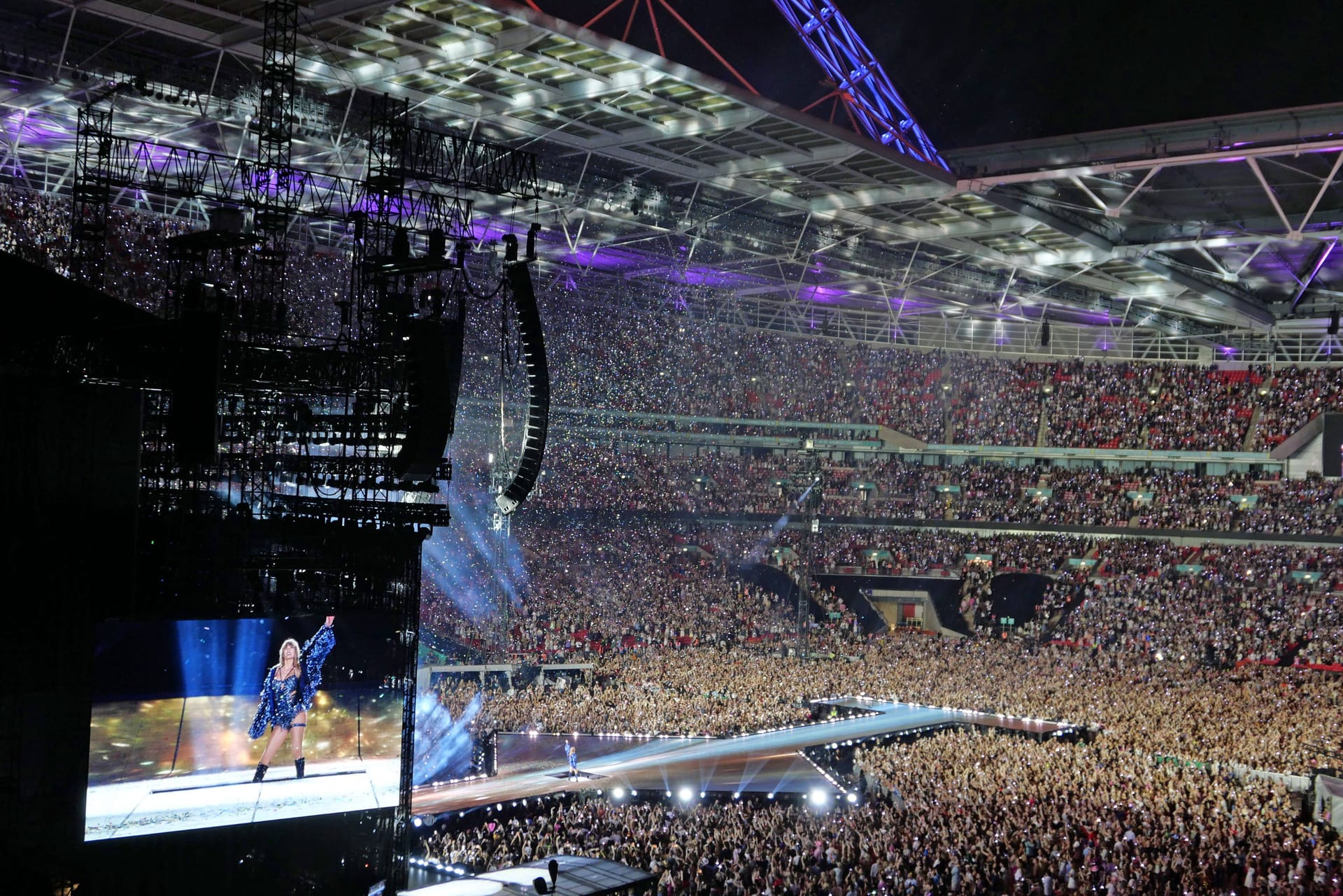 Taylor Swift performt im Juni vor über 85.000 Fans im Wembley Stadium in London.