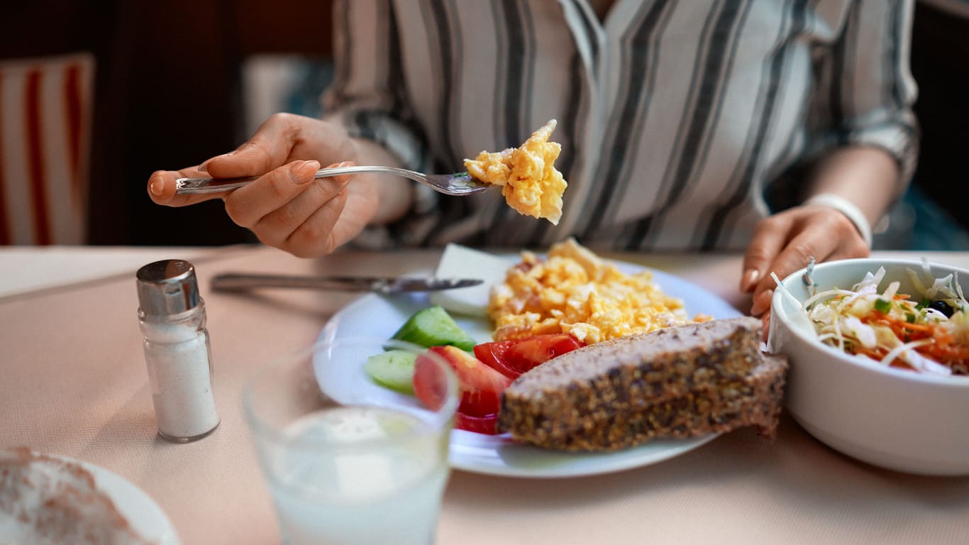 Rührei zum Frühstück: Eier liefern viele Nährstoffe, aber auch Cholesterin.