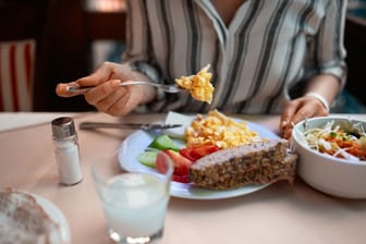 Rührei zum Frühstück: Eier liefern viele Nährstoffe, aber auch Cholesterin.