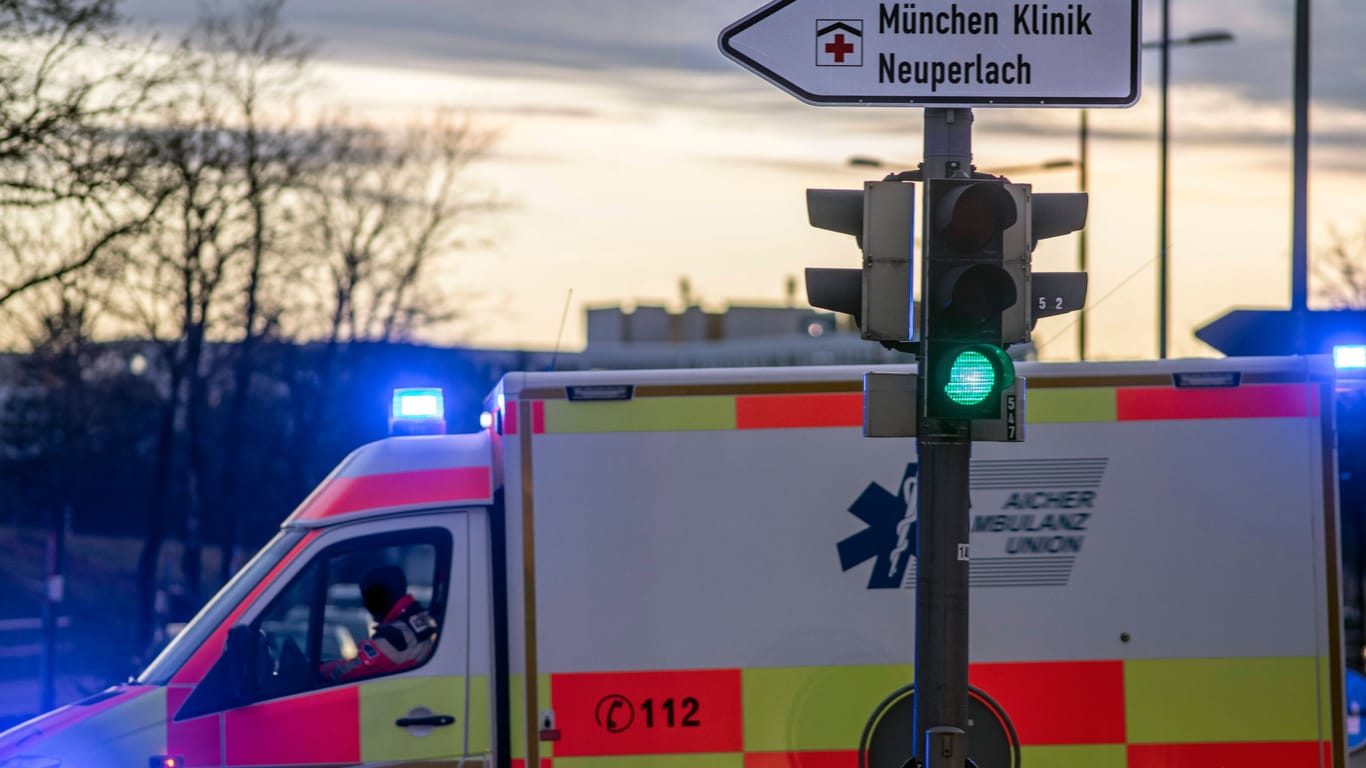 Ein Krankenwagen auf Einsatzfahrt (Archivbild): Der Mann wurde in eine Spezialklinik eingeliefert.