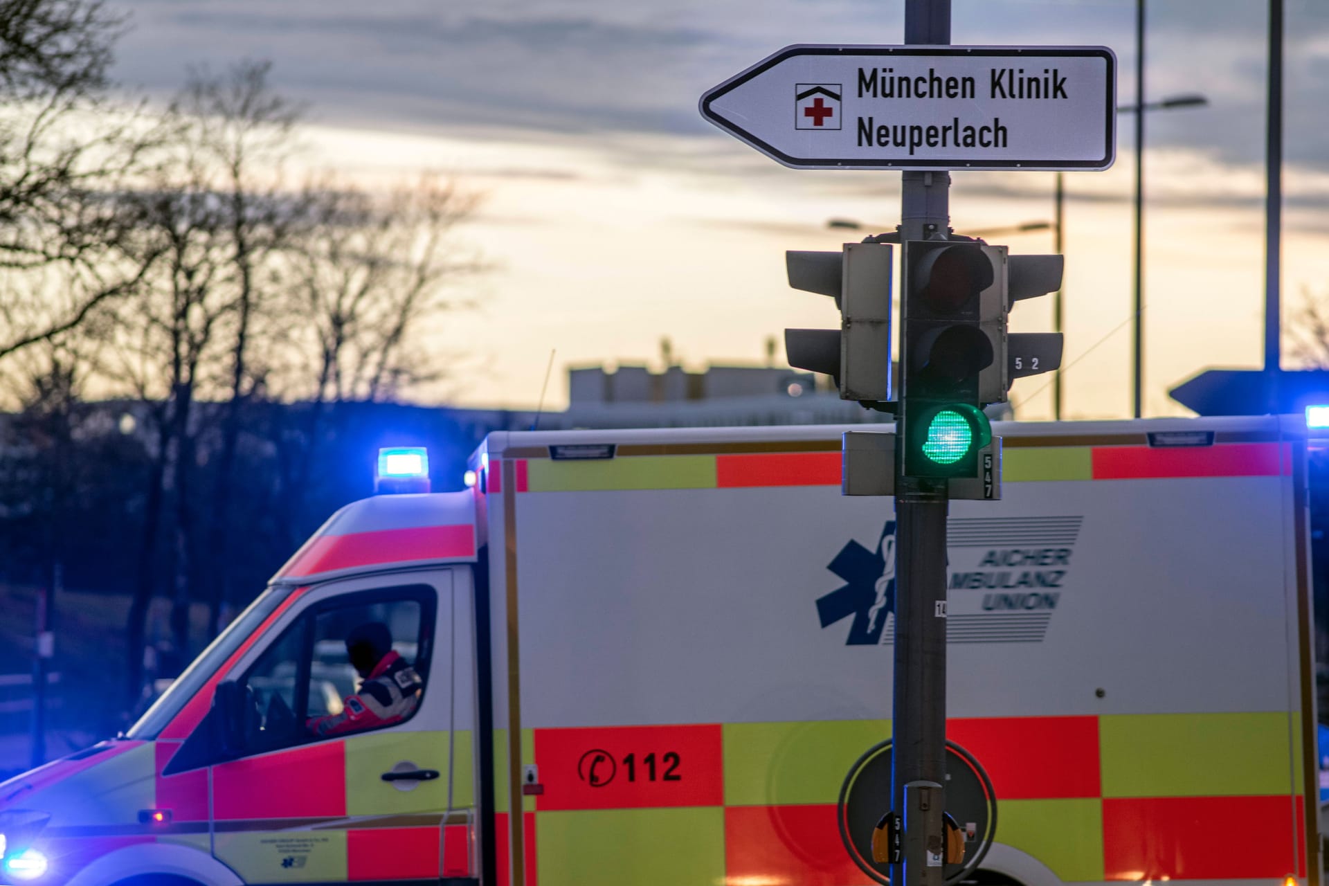 Ein Krankenwagen auf Einsatzfahrt (Archivbild): Der Mann wurde in eine Spezialklinik eingeliefert.