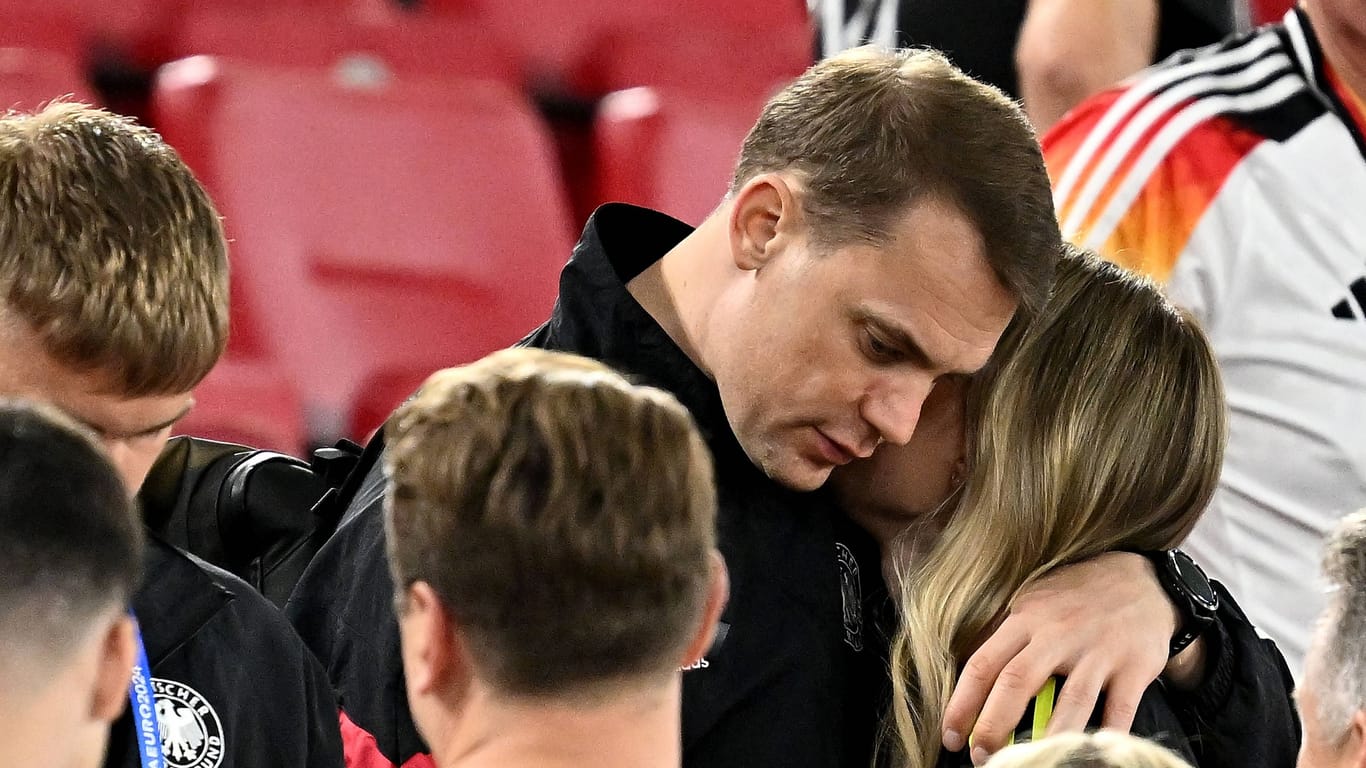 Manuel Neuer: Der Torhüter ließ sich nach dem Spiel von seiner Frau Anika aufbauen.