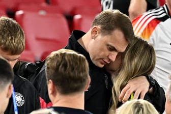 Manuel Neuer: Der Torhüter ließ sich nach dem Spiel von seiner Frau Anika aufbauen.