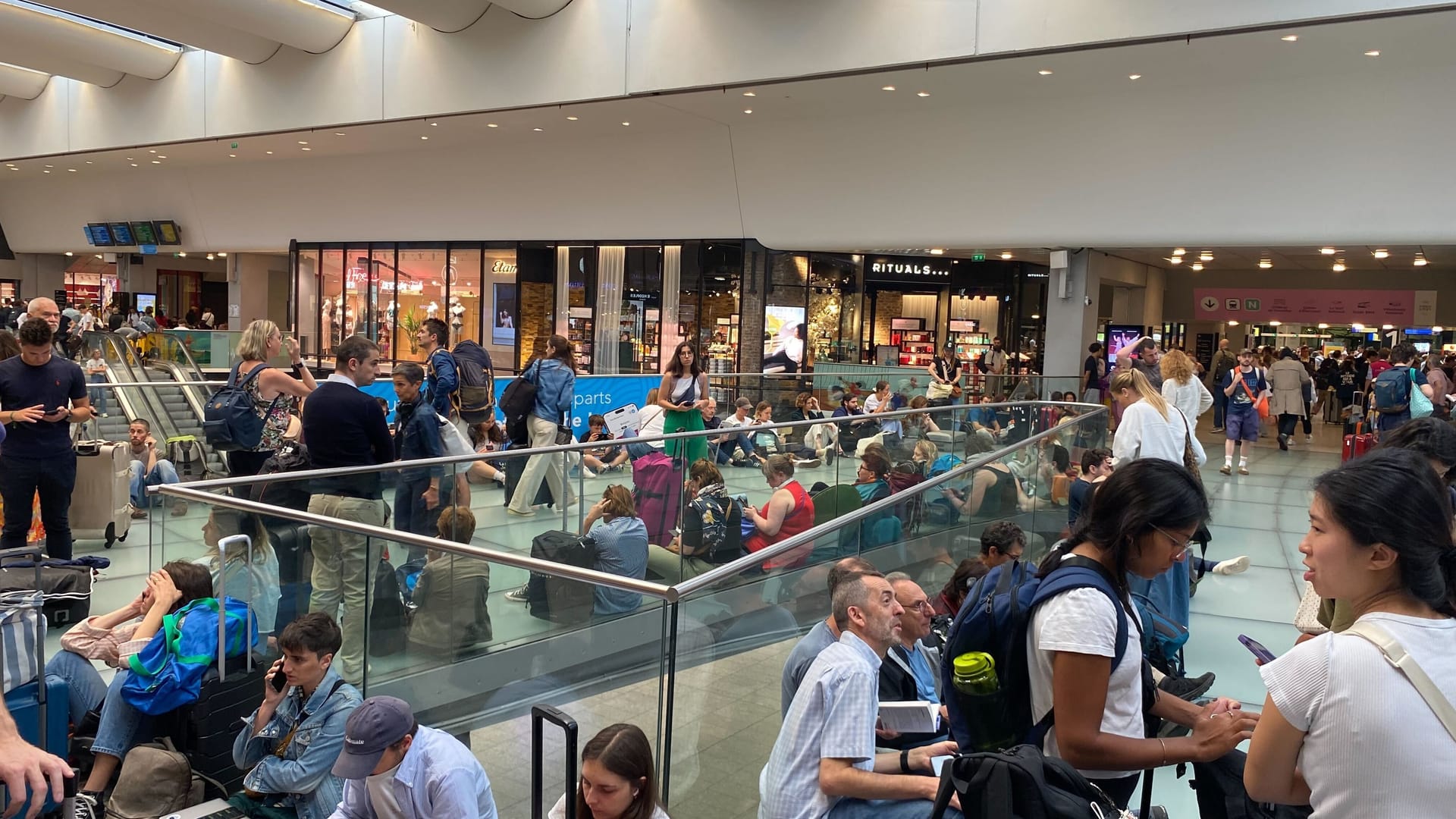 Die Menschen sitzen auf dem Fußboden: Chaos am Bahnhof Montparnasse.