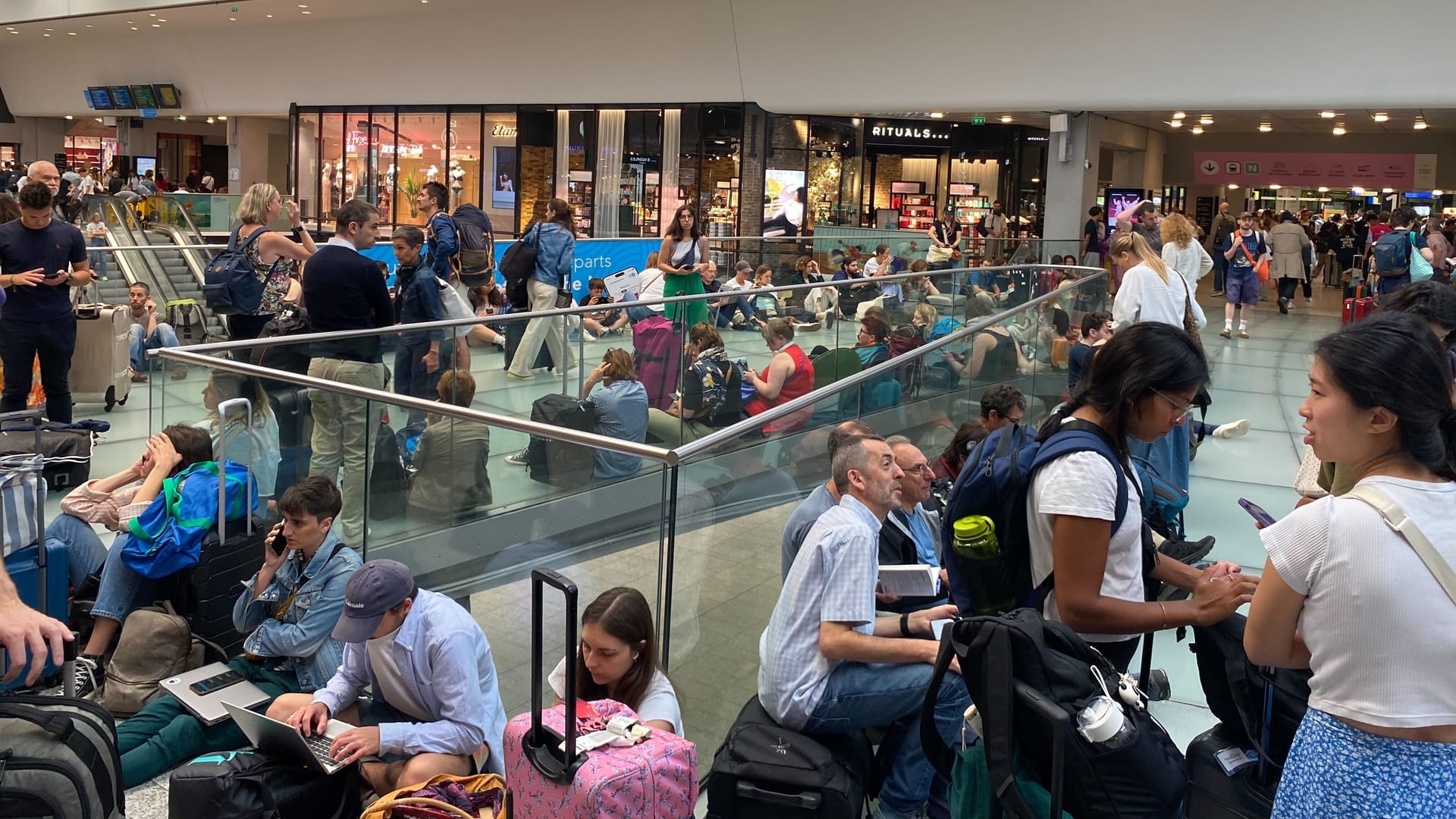 Die Menschen sitzen auf dem Fußboden: Chaos am Bahnhof Montparnasse.