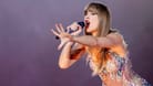 Taylor Swift wechselt in dreieinhalb Stunden 20-mal ihr Outfit. Sie spielt im Rahmen ihrer aktuellen Tour weltweit 152 Konzerte, davon sieben in Deutschland.