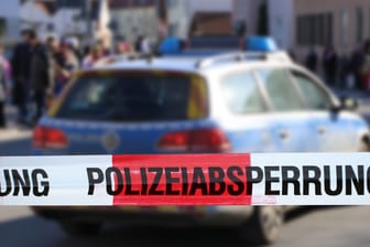 Ein Polizeiwagen hinter einer Absperrung (Symbolbild): In Wilmersdorf kam es zu einem versuchten Mord.