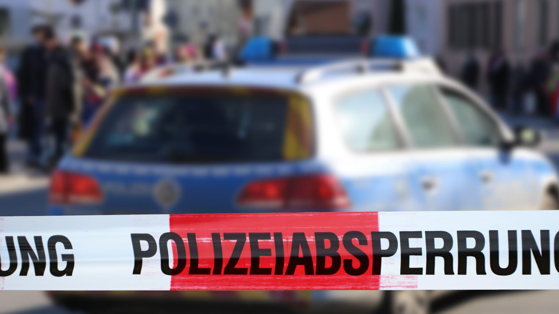 Ein Polizeiwagen hinter einer Absperrung (Symbolbild): In Wilmersdorf kam es zu einem versuchten Mord.