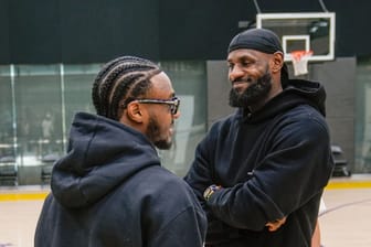 Bronny und LeBron James (r)