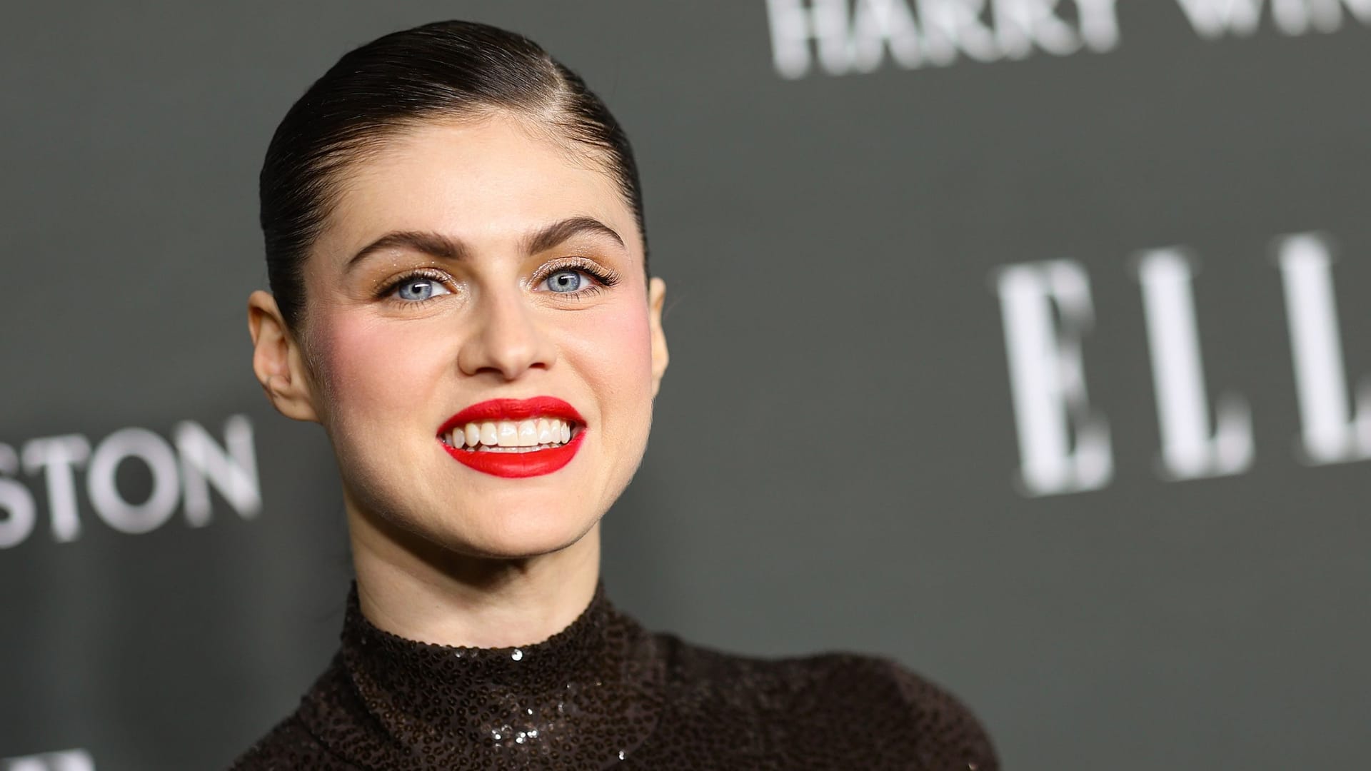 Alexandra Daddario: Die Schauspielerin stand für ein Babybauch-Shooting vor der Kamera.