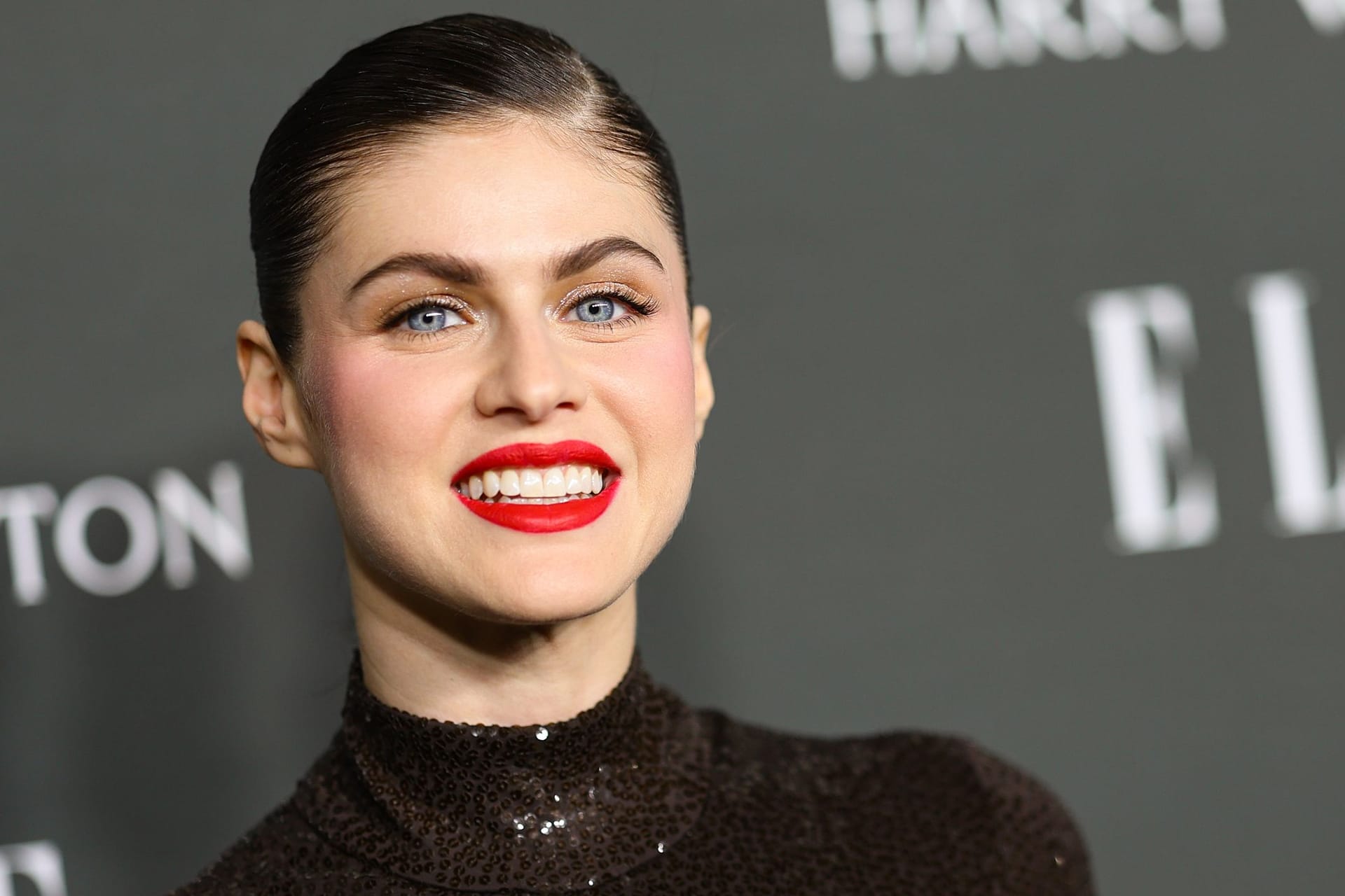 Alexandra Daddario: Die Schauspielerin stand für ein Babybauch-Shooting vor der Kamera.