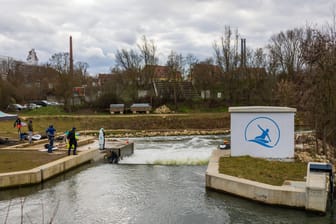 Surfer an der sogenannten Fuchslochwelle in Nürnberg (Archivbild): Laut dem Gesundheitsamt ist an der Durchfall-Behauptung nichts dran.