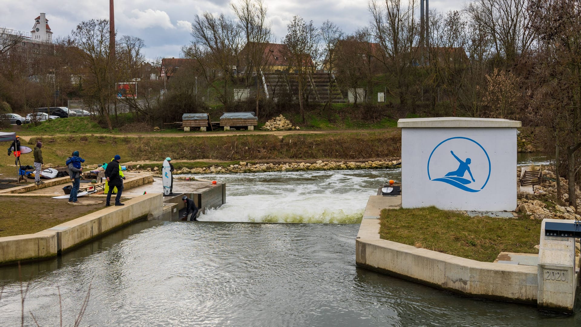 Surfer an der sogenannten Fuchslochwelle in Nürnberg (Archivbild): Laut dem Gesundheitsamt ist an der Durchfall-Behauptung nichts dran.