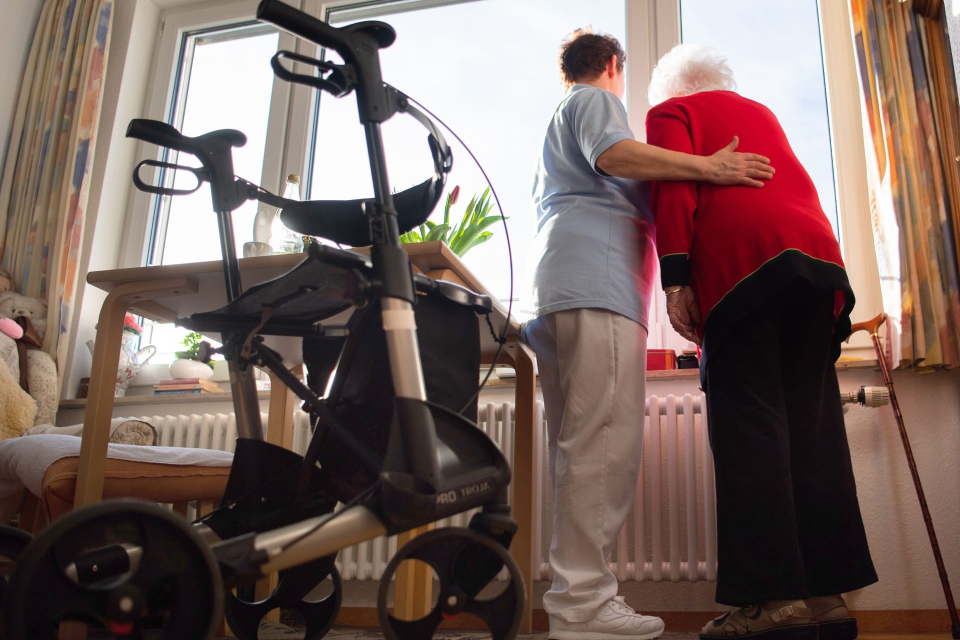 Eine Pflegerin kümmert sich um eine ältere Frau (Symbolbild): Für Pflegebedürftige und ihre Familien sind die selbst zu zahlenden Anteile weiter gestiegen.