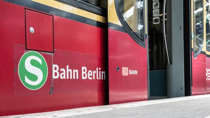 18.07.2018, Berlin: Eine S-Bahn steht mit geöffneten Türen im Ostbahnhof. Die Berliner S-Bahn will die Zahl der Störungen und Verspätungen in ihrem Netz mit einem großen Programm verringern. 18.07.2018, Berlin: Eine S-Bahn steht mit geöffneten Türen im Ostbahnhof. Die Berliner S-Bahn will die Zahl der Störungen und Verspätungen in ihrem Netz mit einem großen Programm verringern.