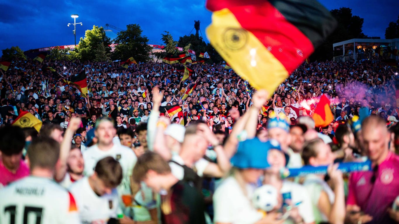 Fans beim Public Viewing im Münchner Olympiapark (Archivbild): Am Freitagabend trifft das DFB-Team im EM-Viertelfinale auf Spanien.