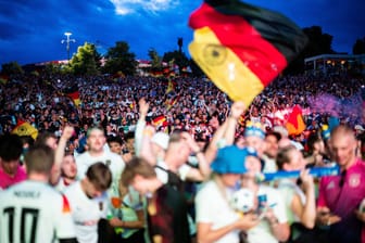 Fans beim Public Viewing im Münchner Olympiapark (Archivbild): Am Freitagabend trifft das DFB-Team im EM-Viertelfinale auf Spanien.