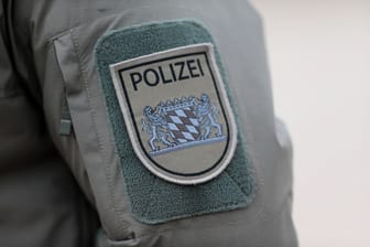 Polizei-Patch der bayerischen Polizei auf der Einsatzjacke eines SEK-Beamten (Symbolbild): Das SEK durchsucht derzeit eine Asylunterkunft in Mittelfranken.