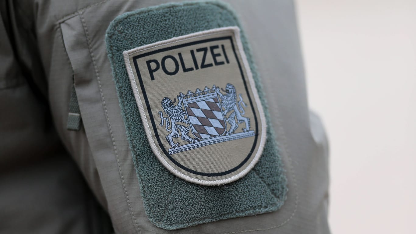 Polizei-Patch der bayerischen Polizei auf der Einsatzjacke eines SEK-Beamten (Symbolbild): Das SEK durchsucht derzeit eine Asylunterkunft in Mittelfranken.