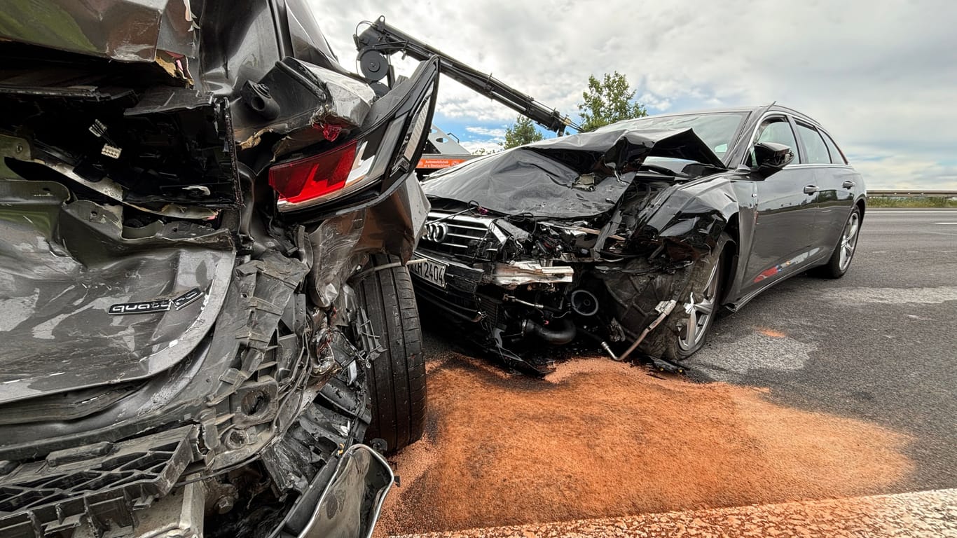 Kurz vor der Abfahrt Dresden-Neustadt kam es dann zum Crash: Der Fluchtwagen rammte einen zivilen Audi A4 der Polizei.