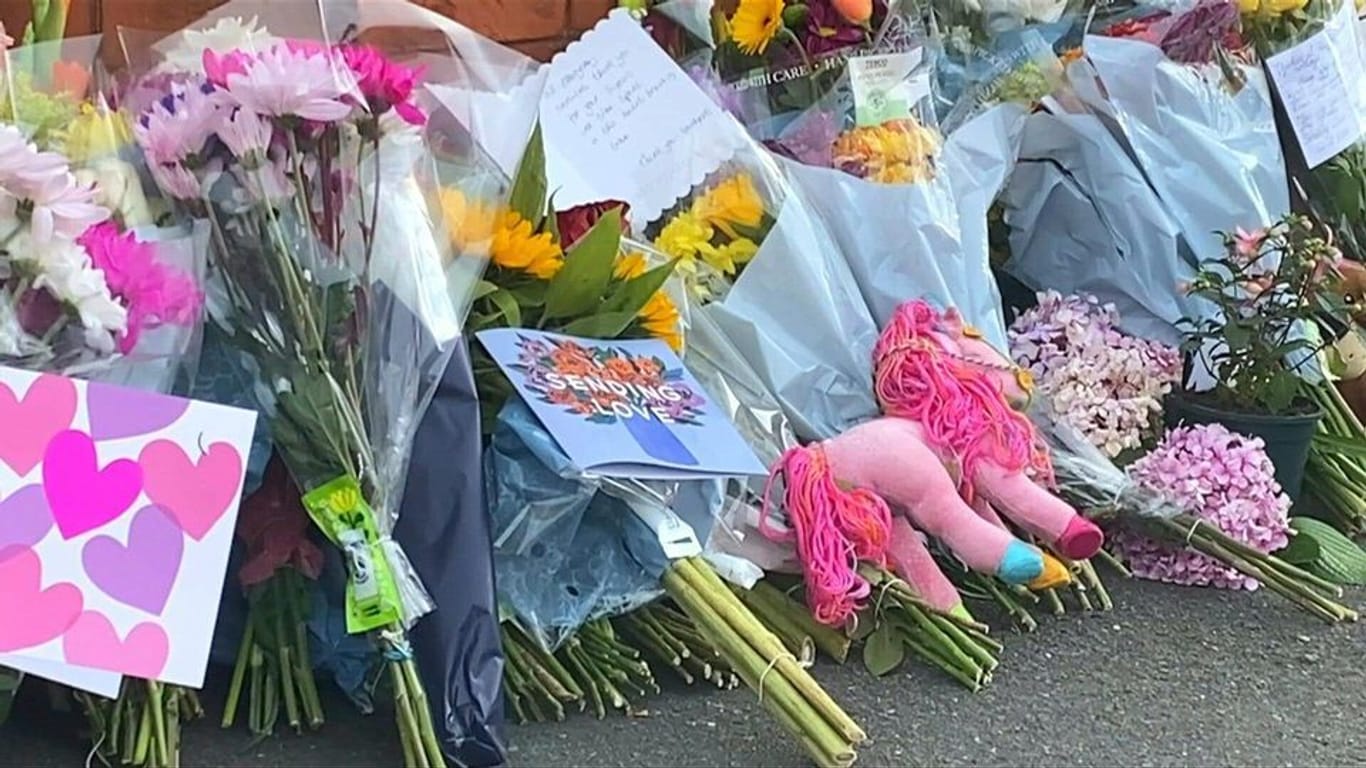 Messerangriff in England: Menschen legen Blumen für die Opfer nieder.