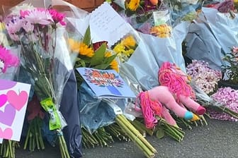 Messerangriff in England: Menschen legen Blumen für die Opfer nieder.