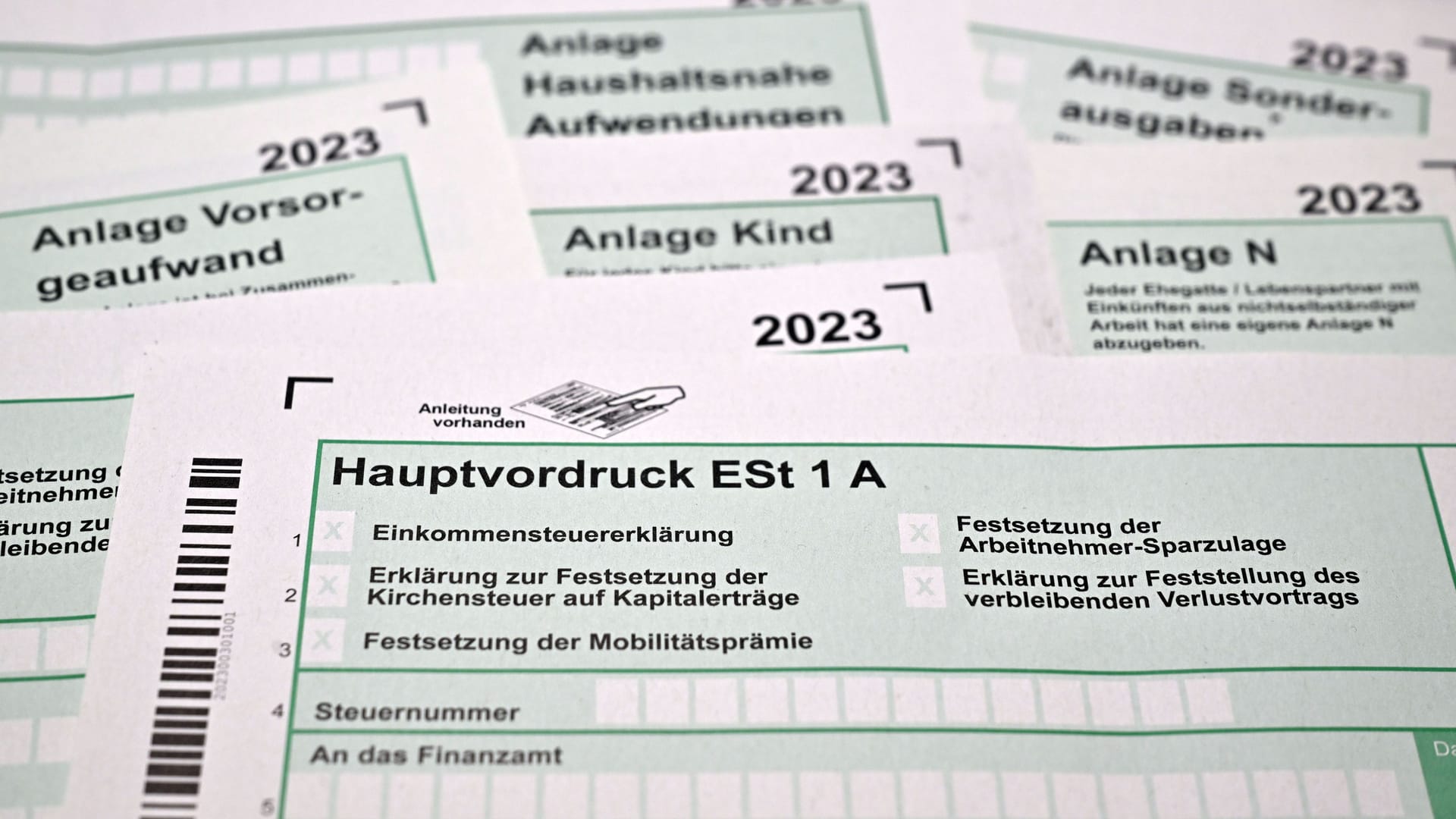 Formulare für die Einkommenssteuererklärung: Für viele lohnt sich die Abgabe – es gibt Geld zurück.