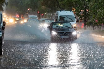 Kräftiger Regen über Berlin (Archivbild): In der Hauptstadt wird es heute nass.