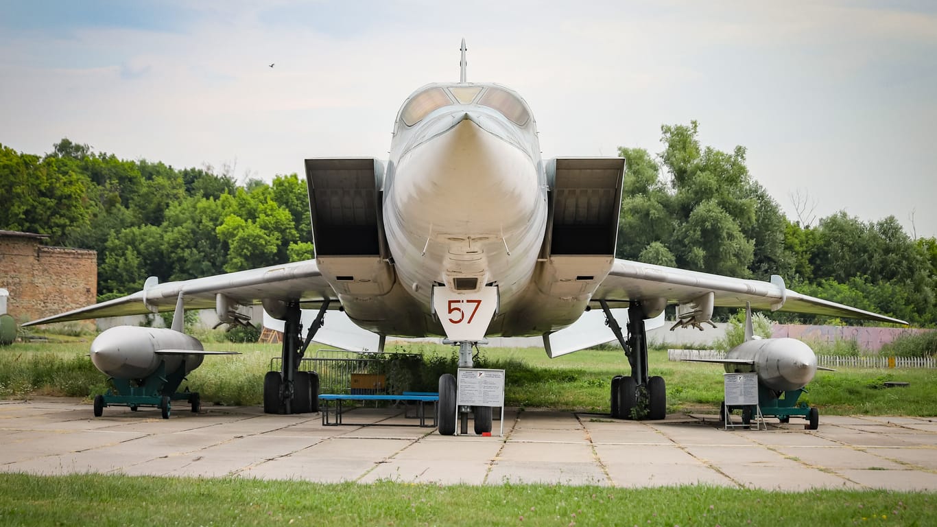 Eine Tupolew Tu-22M3 in einem Luftfahrtmuseum in Kiew (Archivbild): Die Ukraine will solche russische Überschallbomber in Murmansk schwer beschädigt haben.