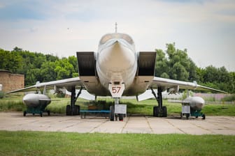 Eine Tupolew Tu-22M3 in einem Luftfahrtmuseum in Kiew (Archivbild): Die Ukraine will solche russische Überschallbomber in Murmansk schwer beschädigt haben.