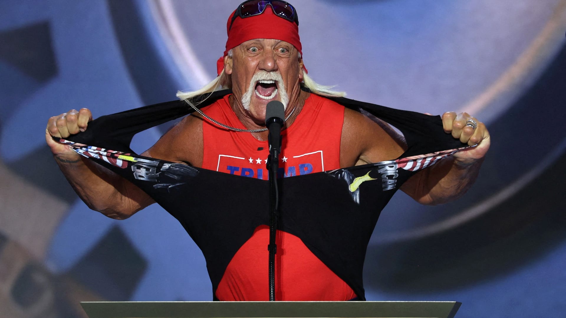 Ex-Wrestler Hulk Hogan hielt eine flammende Rede im Fiserv Forum von Milwaukee.