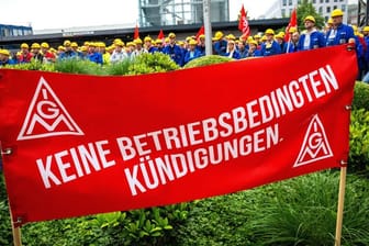 Kundgebung vor der Meyer Werft: Beim Kreuzfahrtschiffbauer fallen bald 340 Stellen weg.