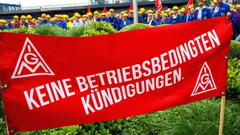 Kundgebung vor der Meyer Werft: Beim Kreuzfahrtschiffbauer fallen bald 340 Stellen weg.