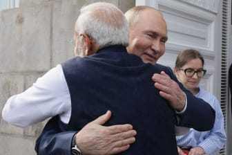 Narendra Modi umarmt Wladimir Putin: Dahinter steckt vor allem ein politisches Dilemma für Indien.