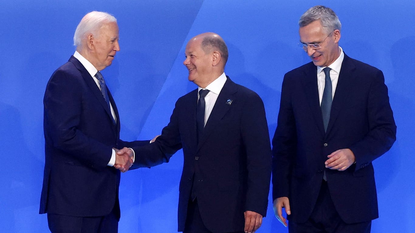 Begrüßung durch Biden: Bundeskanzler Olaf Scholz beim Nato-Gipfel in Washington.